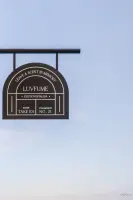 감성을 자극하는 LUVFUME 아치형 돌출 간판